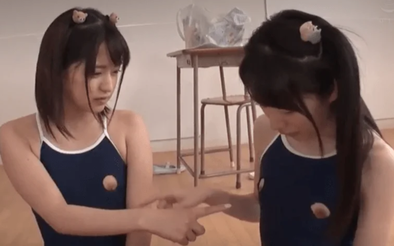 【皆月ひかる・渚みつき】ちっぱいの可愛い女の子たちに咥えてもらう無料エロ動画