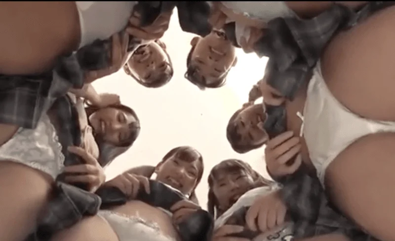 【JK】パンチラするビッチな美少女たちとフェラ7P