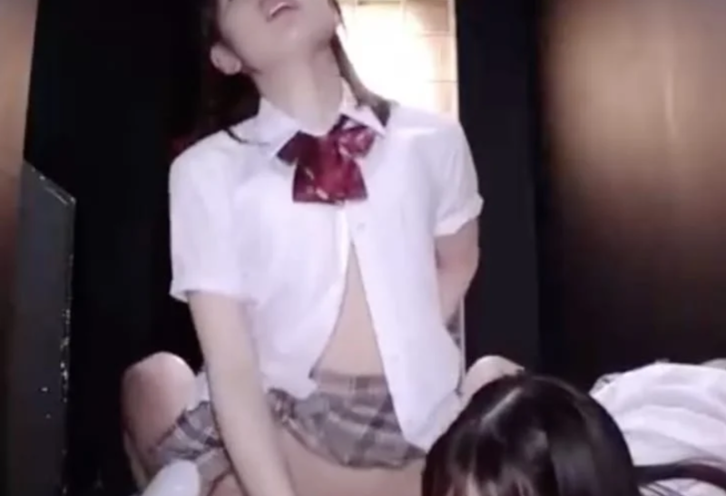 【あおいれな・広瀬なるみ】貧乳ロリ系スレンダー美少女女子校生たちとローションマッサージや乳首責め手コキフェラ+セックス