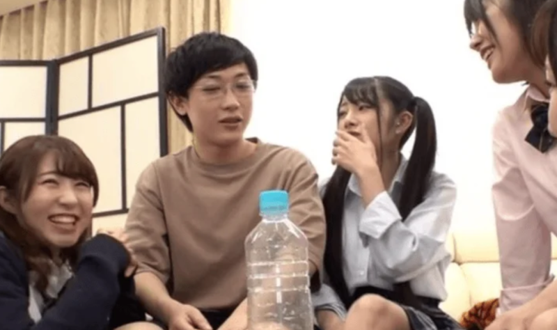 【素人企画】爆乳ロリ系スレンダー美少女痴女女子校生ギャルたちと王様ゲーム