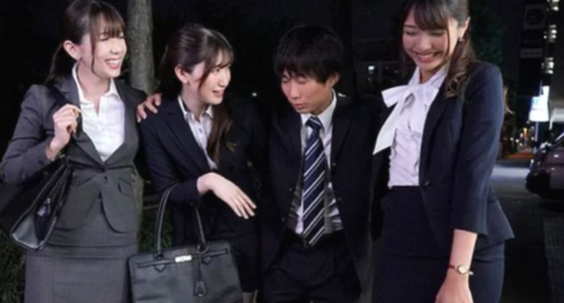 【木下ひまり・香椎花乃】爆乳+ちっぱいスレンダー痴女お姉さんたちとM男逆レイプ乳首責め手コキフェラ+騎乗位中出しセックス