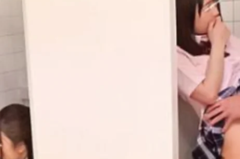 【素人】爆乳ロリ系スレンダー美少女痴女女子校生たちベロチューや手コキフェラでやる